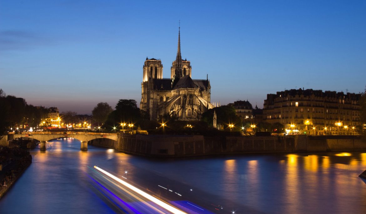 Participation à l’effort de reconstruction de Notre-Dame de Paris.