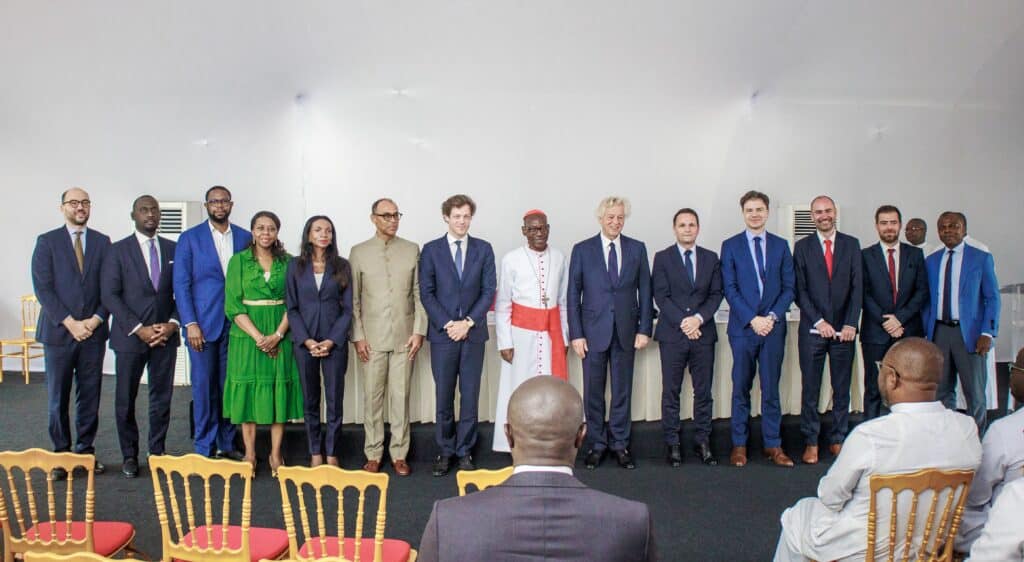 Signature entre le Groupe Duval et le Conseil d’Administration du Vicariat Apostolique d’Abidjan (CAVAA) pour la réalisation de Village Notre Père