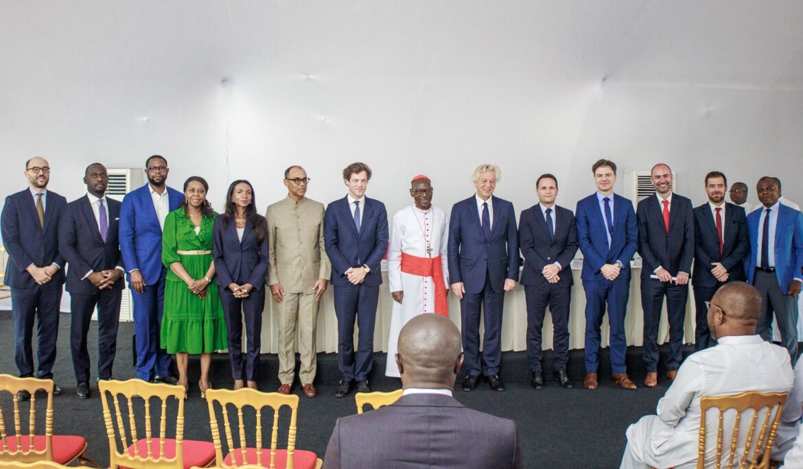 Signature entre le Groupe Duval et le Conseil d’Administration du Vicariat Apostolique d’Abidjan (CAVAA) pour la réalisation de Village Notre Père